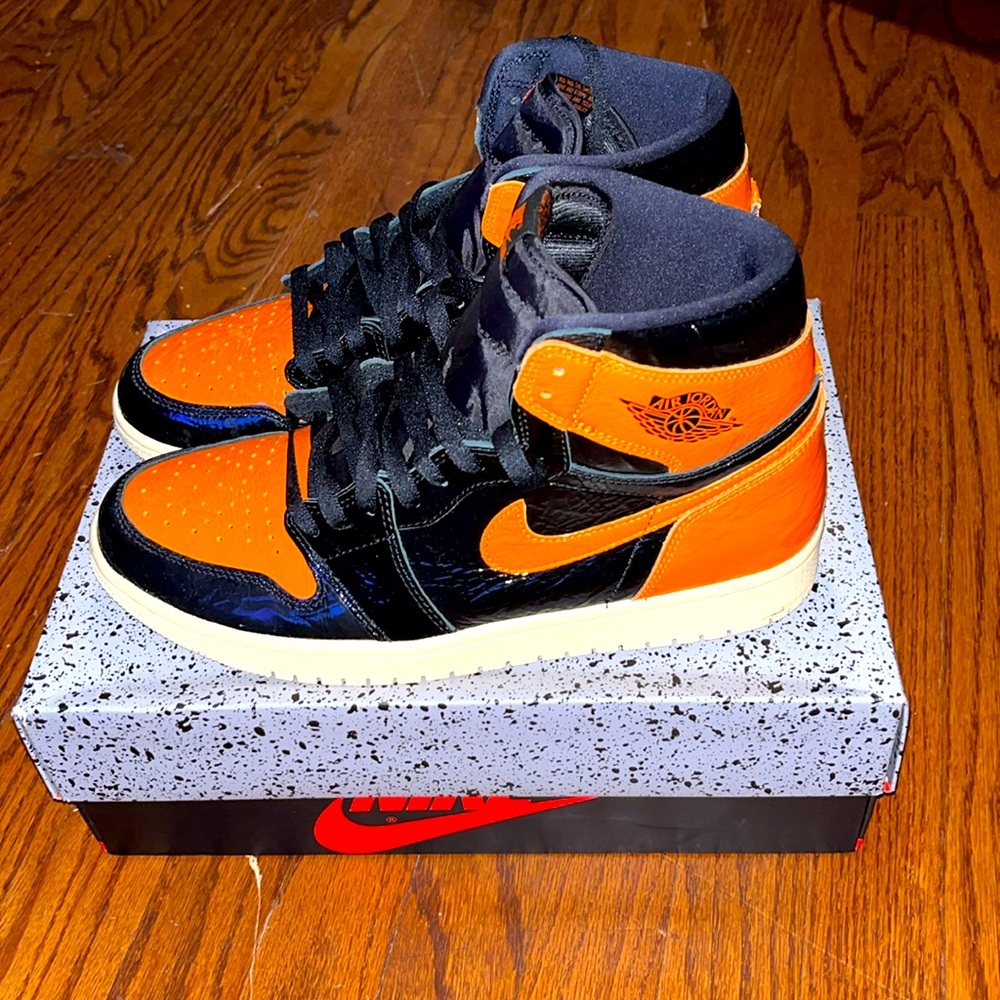 Jordan 1 Retro High Og SBB 3.0
Size 11
Color Black/Starfish-Pale Vanilla